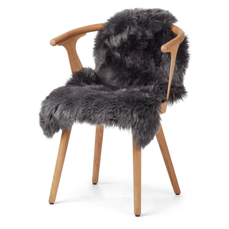 Warm & Comfy Teppich aus Schaffell in Dunkelgrau | Wayfair.de